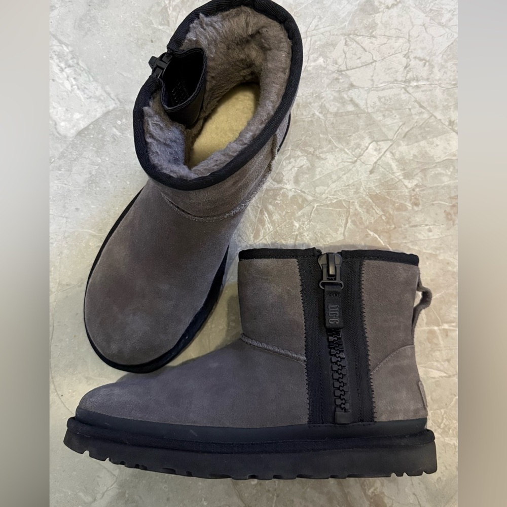 Ugg Classic Mini Zipper Tape Logo grey